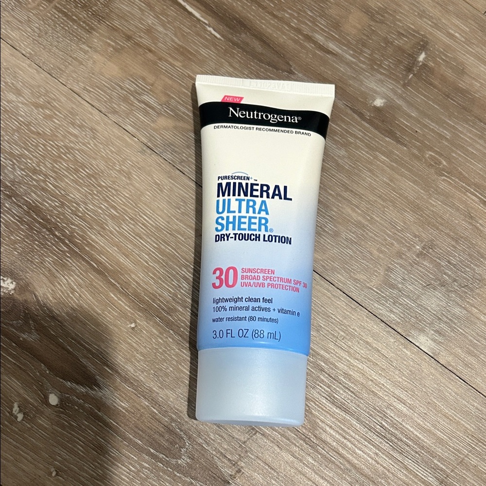 Neutrogena Mineral Ultra Sheer Dry-Touch Lotion - White and Blue